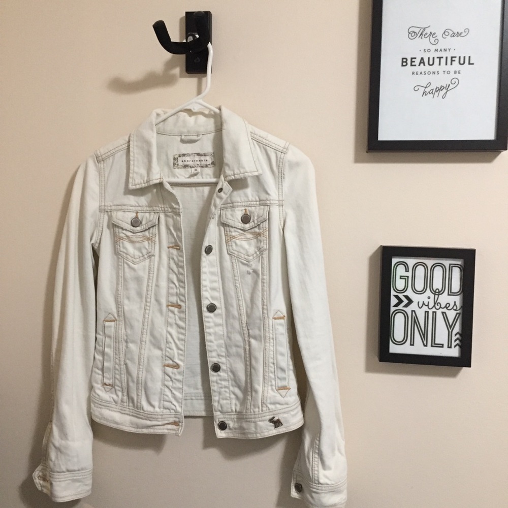 NWOT Abercrombie Junior’s White Jean Jacket Sz XL
